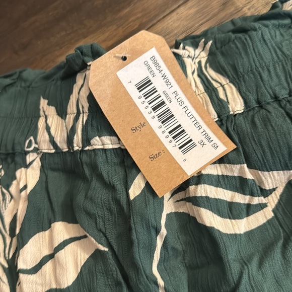 High Waist Green and White Floral Shorts - Picture 2 of 3